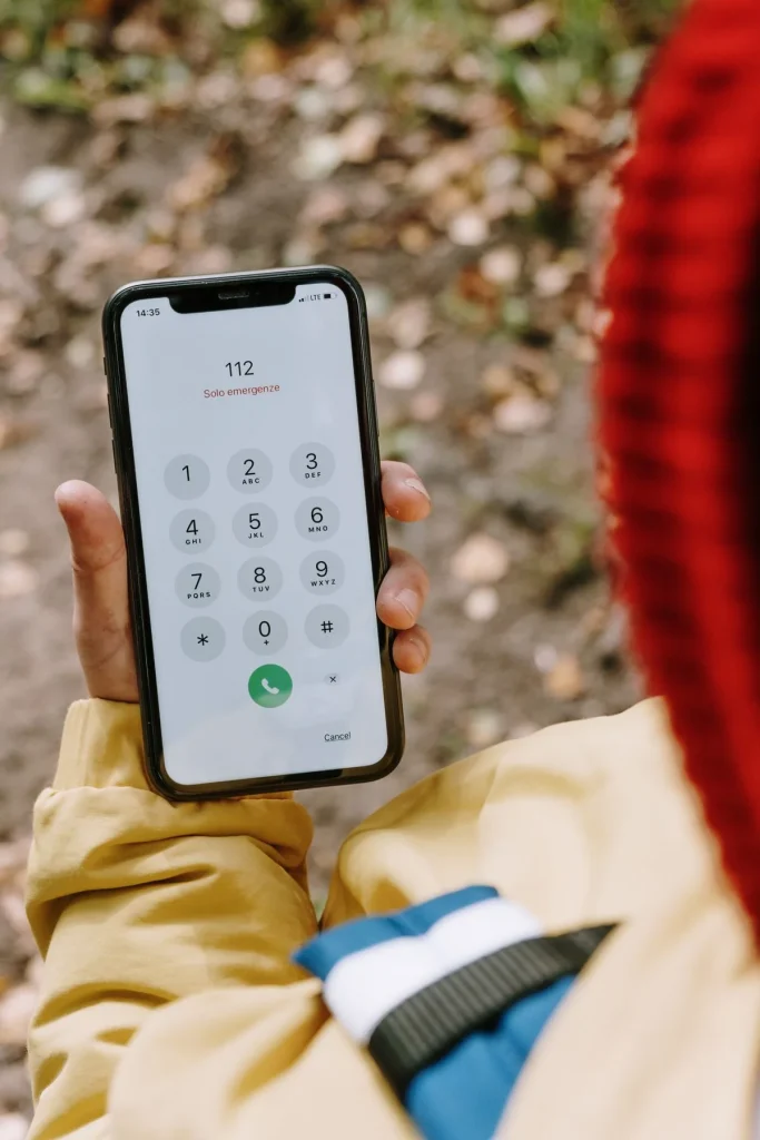 Persona marcando el número de emergencias 112 en un teléfono móvil