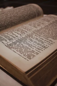 Primer plano de una página de diccionario antiguo con letra pequeña