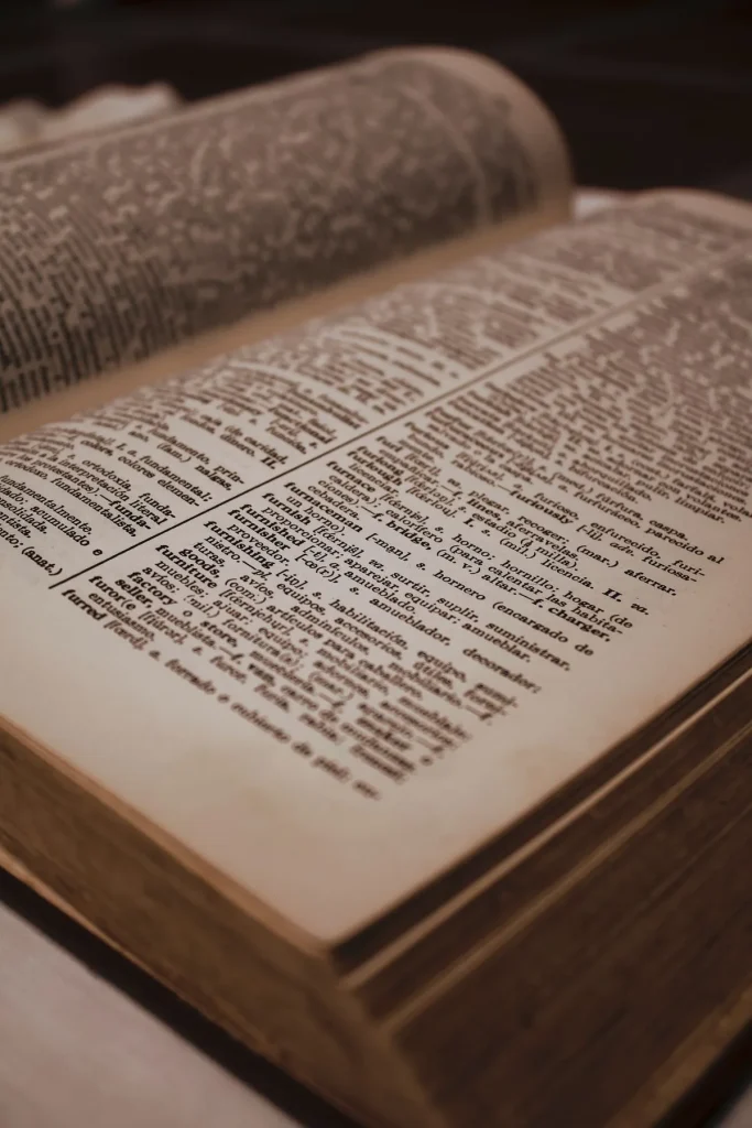 Primer plano de una página de diccionario antiguo con letra pequeña